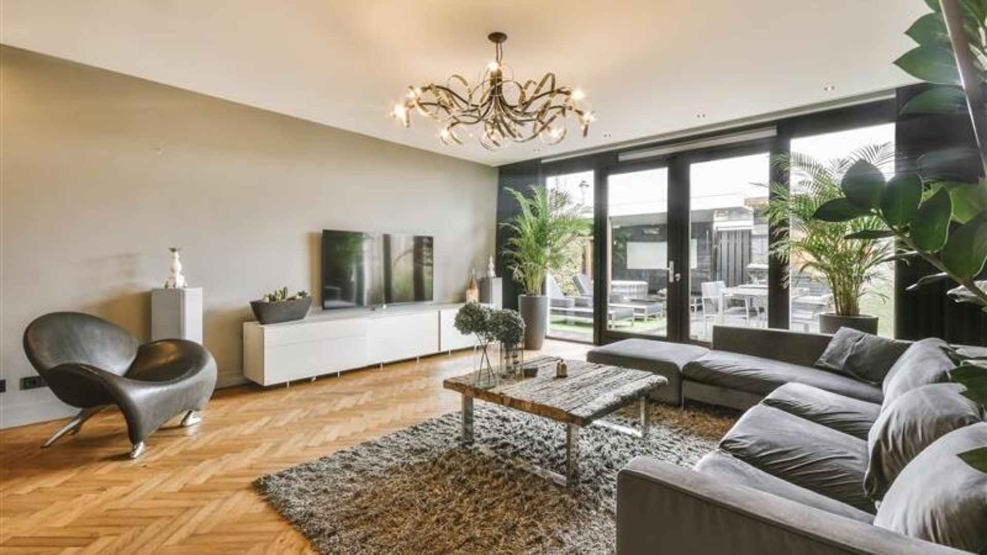 How to Decorate the Empty Corners in Your Living Room